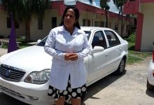 La doctora, Galia Almeida García recibe un auto marca Geely de en reconocimiento a su labor