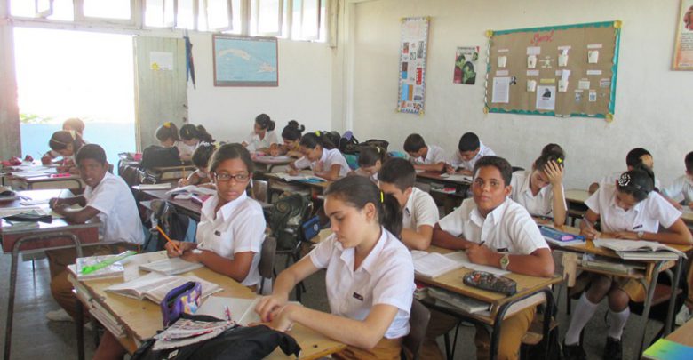 Estudiantes de noveno grado consolidan conocimientos para los exámenes finales