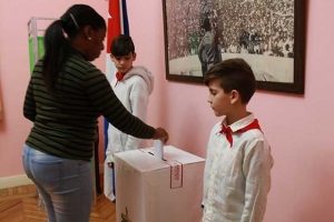 Cubanos que cumplen misión en el exterior votan por la nueva Constitución 