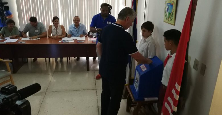 Miguel Díaz-Canel Bermúdez, ejerce derecho al voto