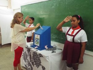 Mairín Ferro Caraballo Secretaria de la Asamblea Municipal en Sandino ejerce su derecho al voto