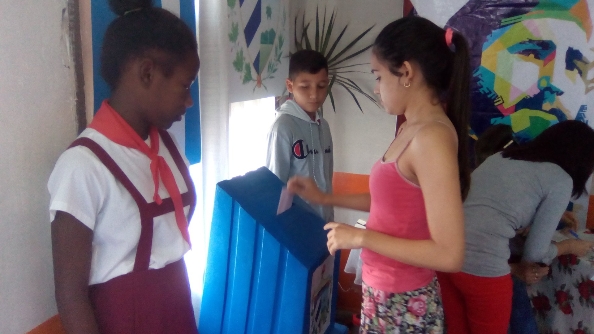 Jóvenes ejercen su derecho al voto
