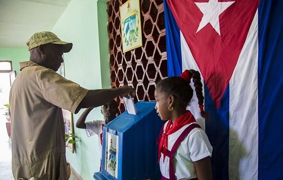 Integrante de la Brigada Julio Antonio Mella ejerce su derecho al voto el 24 de febrero en Cuba. Foto: Ismael Francisco/ Cubadebate.Integrante de la Brigada Julio Antonio Mella ejerce su derecho al voto el 24 de febrero en Cuba. Foto: Ismael Francisco/ Cubadebate.