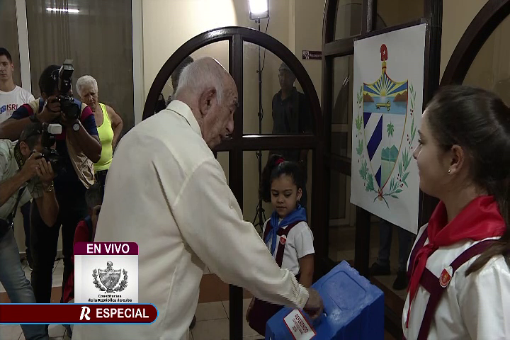 José Ramón Machado Ventura, ejerce derecho al voto