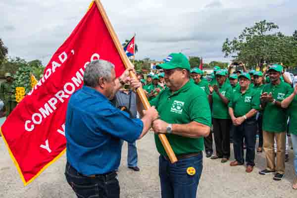 Abanderada la delegación pinareña al Congreso de la CTC