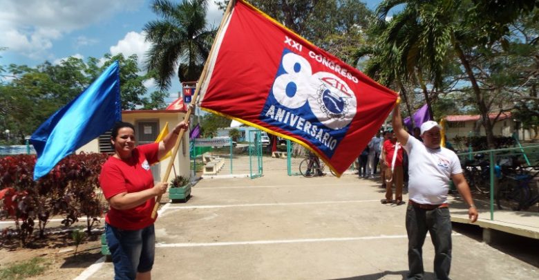 Recibe Sandino Bandera XXI Congreso de la Central de Trabajadores de Cuba