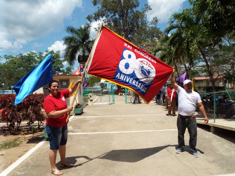 Recibe Sandino Bandera XXI Congreso de la Central de Trabajadores de Cuba