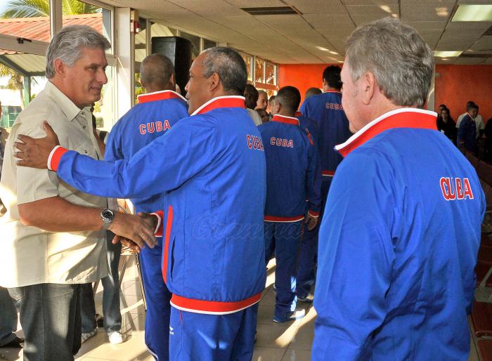 «Debemos aprovechar mejor la contratación de atletas, debemos aspirar a más, porque lo hecho hasta ahora no nos ha aportado lo esperado, sobre todo en el rendimiento en los equipos Cuba», dijo Díaz-Canel. Foto: Jose M. Correa