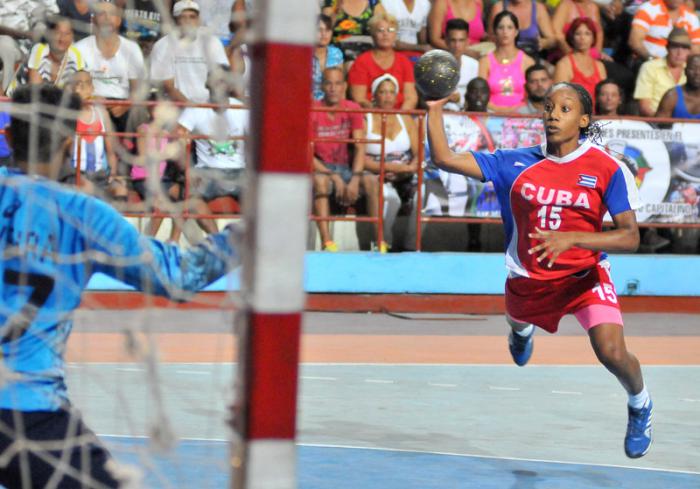 Cubanas debutan con éxito en Premundial de Balonmano