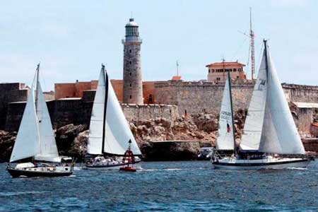 Regata en el Malecón habanero