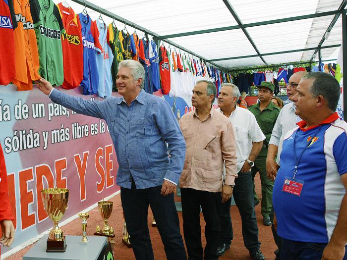 Díaz-Canel recorrió la Empresa Deportiva Batos