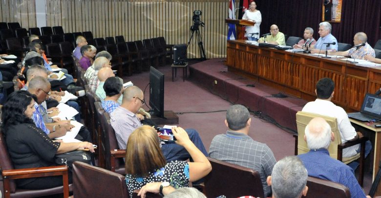 Asegura presidente cubano que batalla económica exige inteligencia