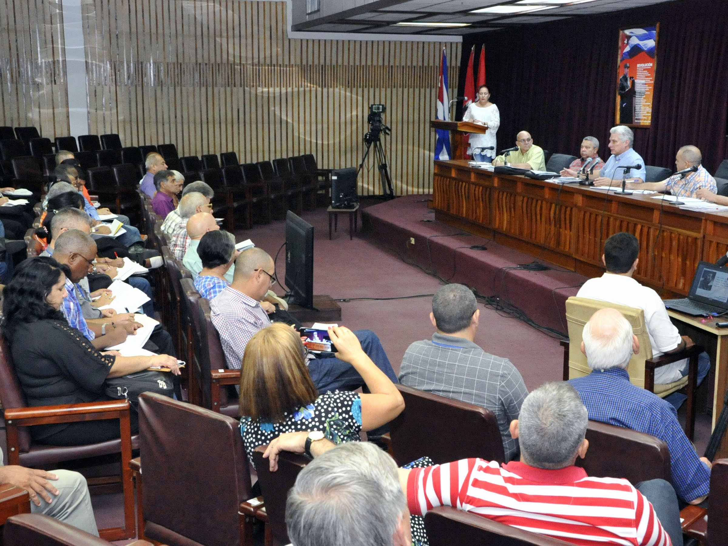 Asegura presidente cubano que batalla económica exige inteligencia