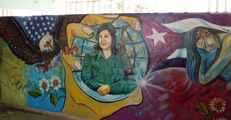 Reaniman pintura mural que representa imagen de Vilma Espín Gillois