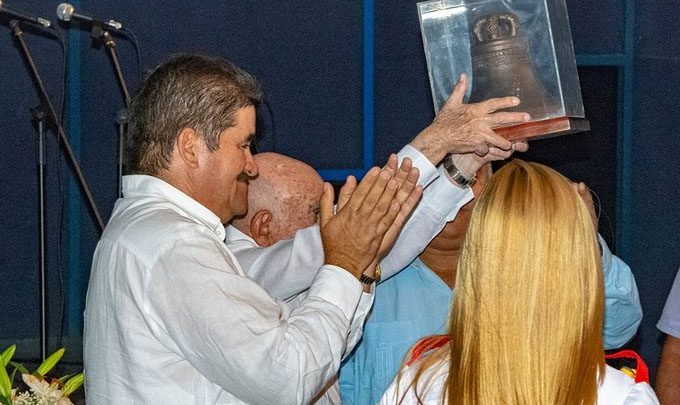 Entregan a Raúl réplica de la Campana de Demajagua