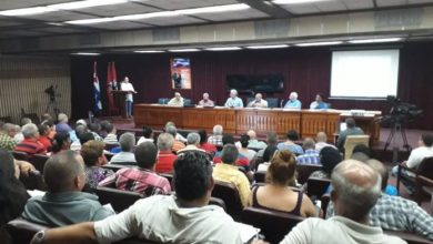 En la segunda jornada de la #VisitaGubernamentalenPinardelRío el presidente Miguel Díaz-Canel se interesa por la marcha del programa de la vivienda en la provincia / Foto de Zory Pimentel