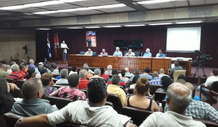 En la segunda jornada de la #VisitaGubernamentalenPinardelRío el presidente Miguel Díaz-Canel se interesa por la marcha del programa de la vivienda en la provincia / Foto de Zory Pimentel