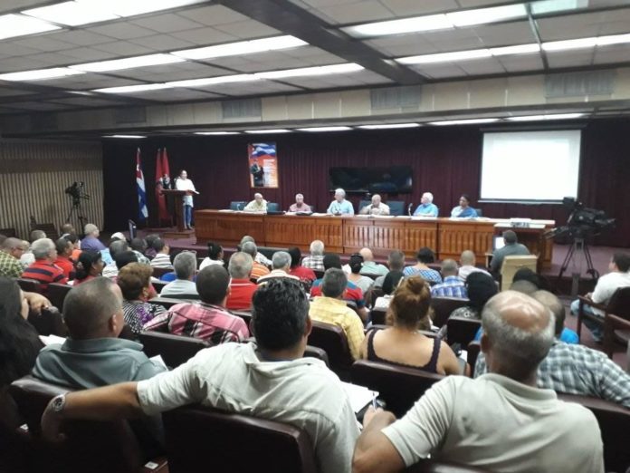 En la segunda jornada de la #VisitaGubernamentalenPinardelRío el presidente Miguel Díaz-Canel se interesa por la marcha del programa de la vivienda en la provincia / Foto de Zory Pimentel