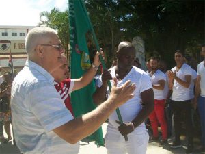 Donald Duarte porta la bandera que defenderá su equipo en la Serie Nacional 59 de Béisbol. Foto de Pepe Morejón Morejón