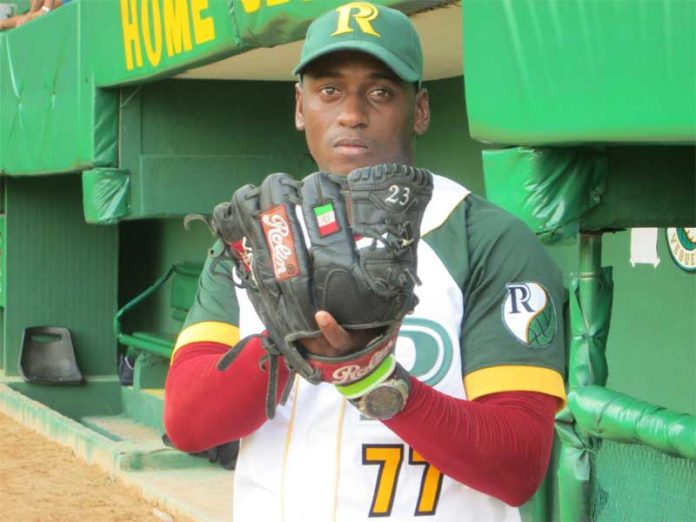 Yaifredo Domínguez lanzador ganador en jpartido de béisbol pinareño. Foto de Pepe Morejón Morejón