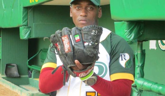 Yaifredo Domínguez lanzador ganador en jpartido de béisbol pinareño. Foto de Pepe Morejón Morejón