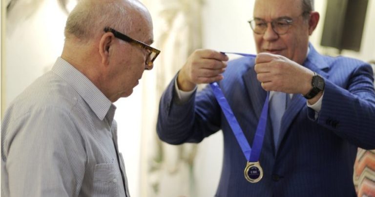 Miguel Barnet recibió la Medalla Jorge Amado. Foto/ ACN