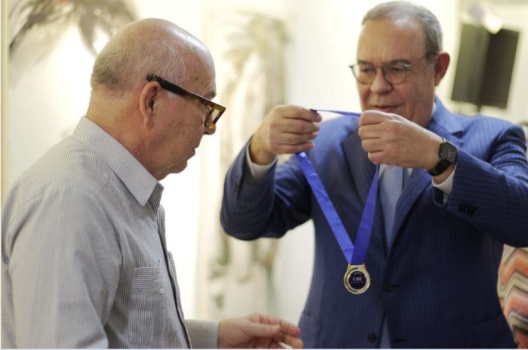 Miguel Barnet recibió la Medalla Jorge Amado. Foto/ ACN