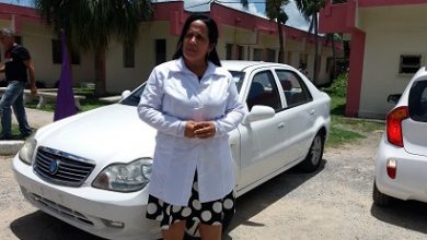 La doctora, Galia Almeida García recibe un auto marca Geely de en reconocimiento a su labor