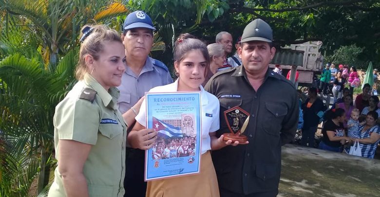 Dainaris Berneda Quintana Primer Premio en concurso El MININT y yo, Fotos del perfil de facebook de Marelis Corvea