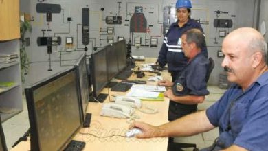 Ingenieros junto a obreros en la sala de Control De la Plante de refinado del crudo de la Refinería Ñico López. Las afectaciones están previstas para durar por un breve período de tiempo. Foto: Alberto Borrego