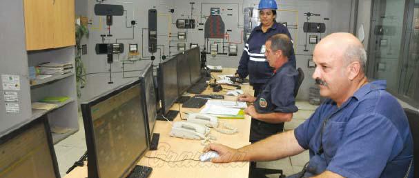 Ingenieros junto a obreros en la sala de Control De la Plante de refinado del crudo de la Refinería Ñico López. Las afectaciones están previstas para durar por un breve período de tiempo. Foto: Alberto Borrego