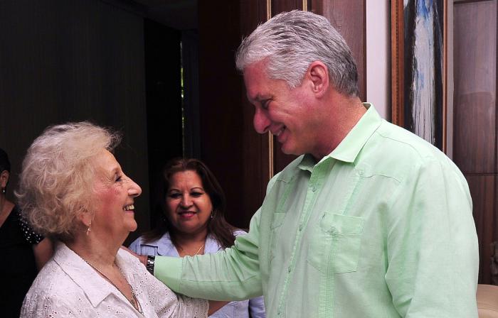 Estela abuelas plaza de mayo