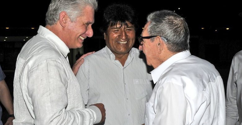 Díaz-Canel, Evo Morales y Raúl Castro compartieron impresiones en el aeropuerto de La Habana