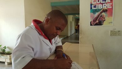 Ofrecen firmas de apoyo a #LulaLibre trabajadores de la clínica estomatológica en Sandino