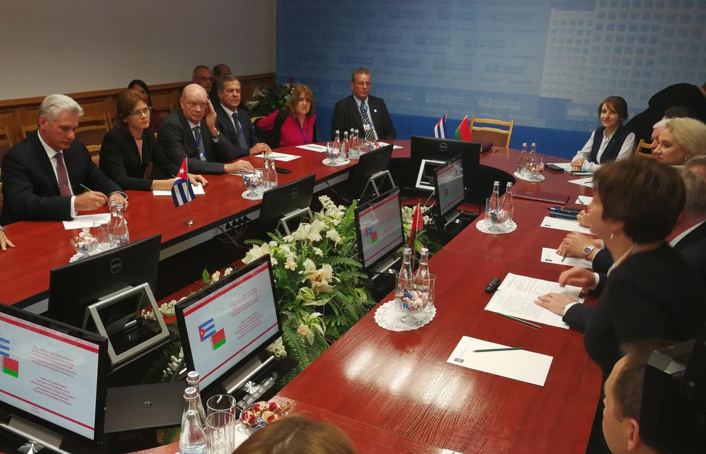 Díaz-Canel visitó la Academia de Administración adjunta al presidente de Belarús