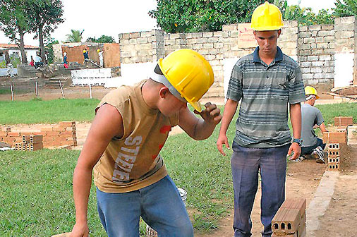 Se vinculan estudiantes a las obras constructivas