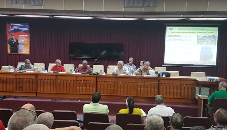 Vicepresidente cubano evalúa programa de inversiones de la agricultura en Pinar del Río /Foto del autor