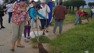 Trabajadores de educación higienizan los centros para la semana de receso escolar. Foto: Reimel Rivera