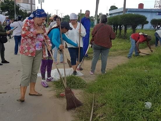 Trabajadores de educación higienizan los centros para la semana de receso escolar. Foto: Reimel Rivera