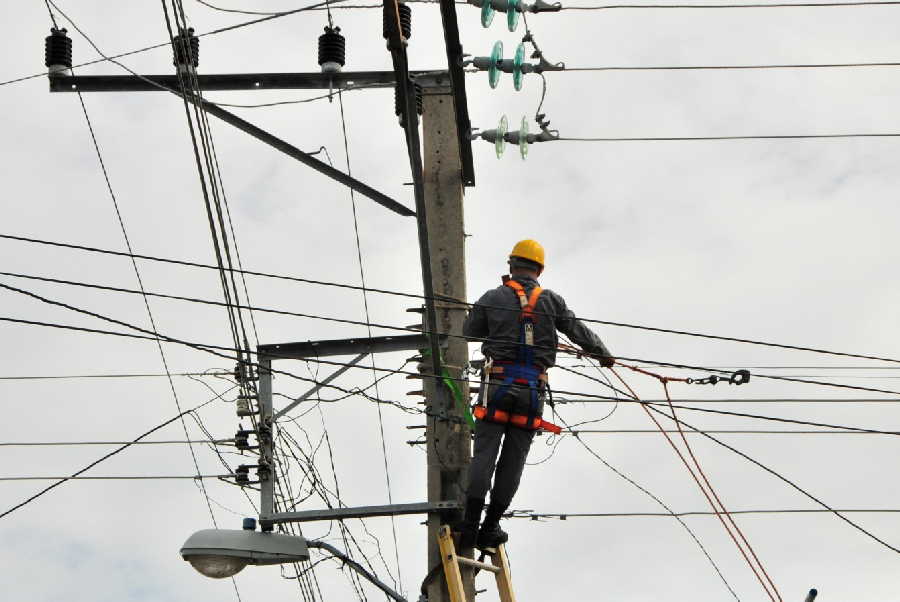 Toma medidas encaminadas al ahorro energético Organización Básica eléctrica en Sandino