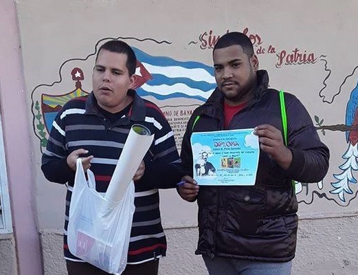 Lázaro Manuel Pérez Quesada (Izquierda) ganador del concurso Leer a Martí