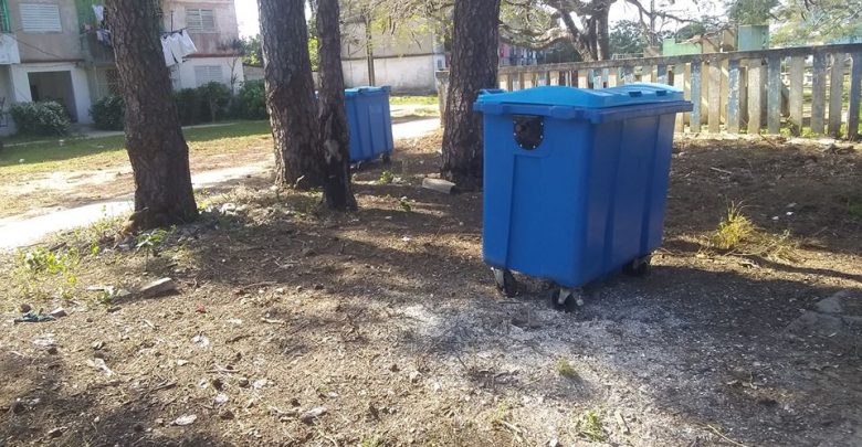 Muestra impacto en la limpieza de la ciudad contenedores para deshechos sólidos