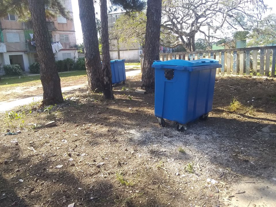 Muestra impacto en la limpieza de la ciudad contenedores para deshechos sólidos