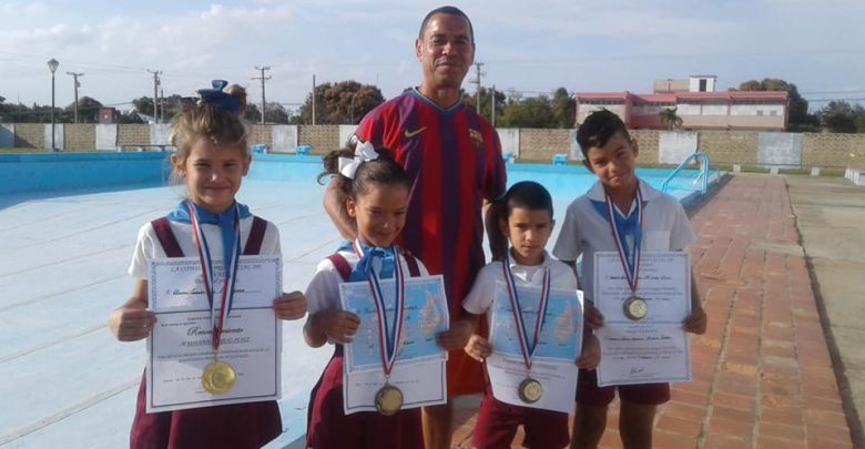 Clavadistas sandinenses obtienen primer lugar en torneo provincial