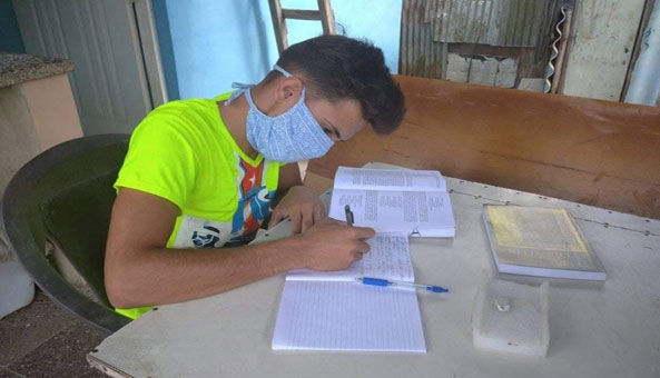Desde casa, universitarios pinareños continúan el estudio individual