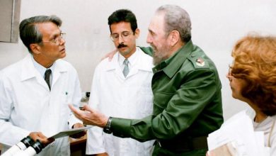 Fidel Castro en el Centro Nacional de Genética Médica, junto al Dr. Juan C. Dupuy Núñez, coordinador fundador del Contingente Médico Internacional para el enfrentamiento a desastres y graves epidemias Henry Reeve. Foto: Archivo de Granma