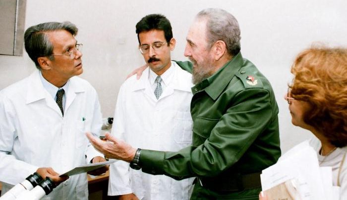 Fidel Castro en el Centro Nacional de Genética Médica, junto al Dr. Juan C. Dupuy Núñez, coordinador fundador del Contingente Médico Internacional para el enfrentamiento a desastres y graves epidemias Henry Reeve. Foto: Archivo de Granma