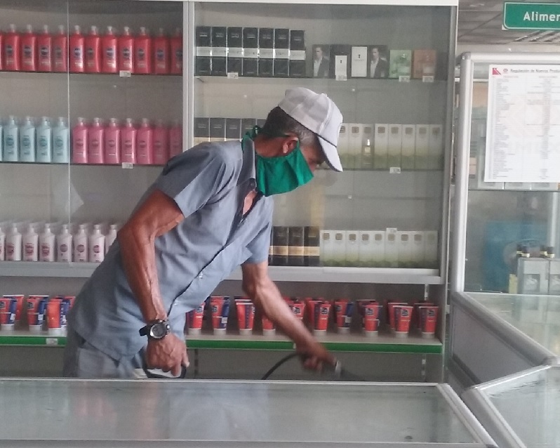 Trabajadores de la Campaña Antivectorial en plena faena