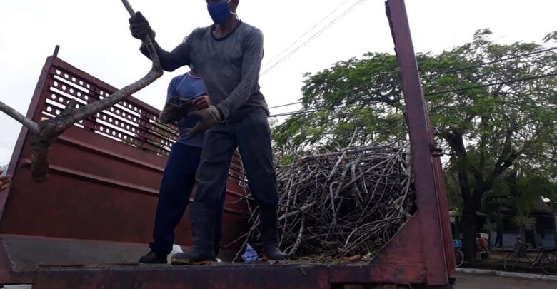 Agilizan recogida de desechos sólidos tras el paso de Laura, trabajadores del sector de comunales en Sandino
