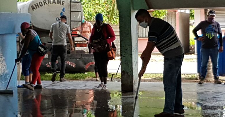 Desinfectan con soluciones de cloro Centro Comercial en Sandino